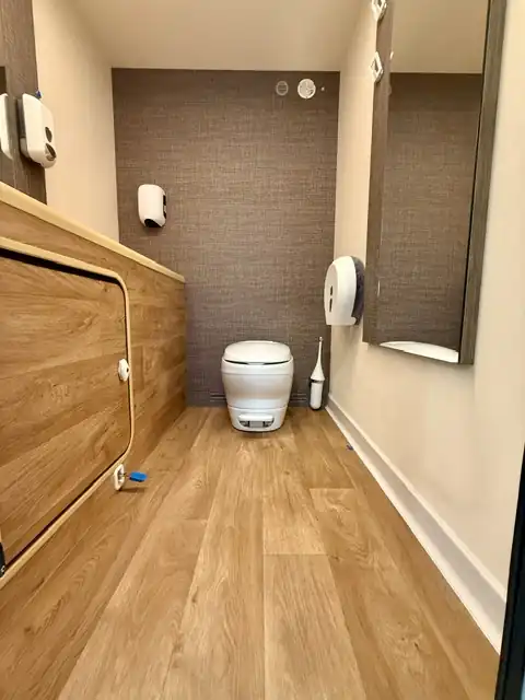 Sanitaires autonomes Prestige, intérieur : parquet et plan en bois
